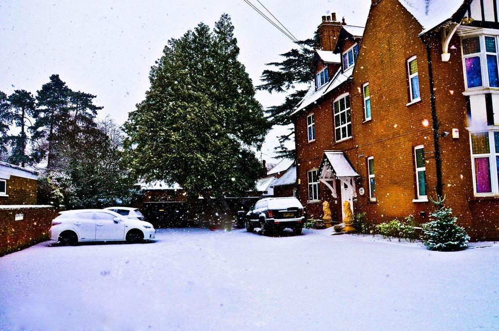 Gatwick Inn Hotel - For A Peaceful Overnight Stay Horley Buitenkant foto